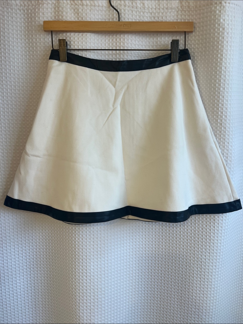 Banana Republic white w/ black trim mini skit-SZ 2